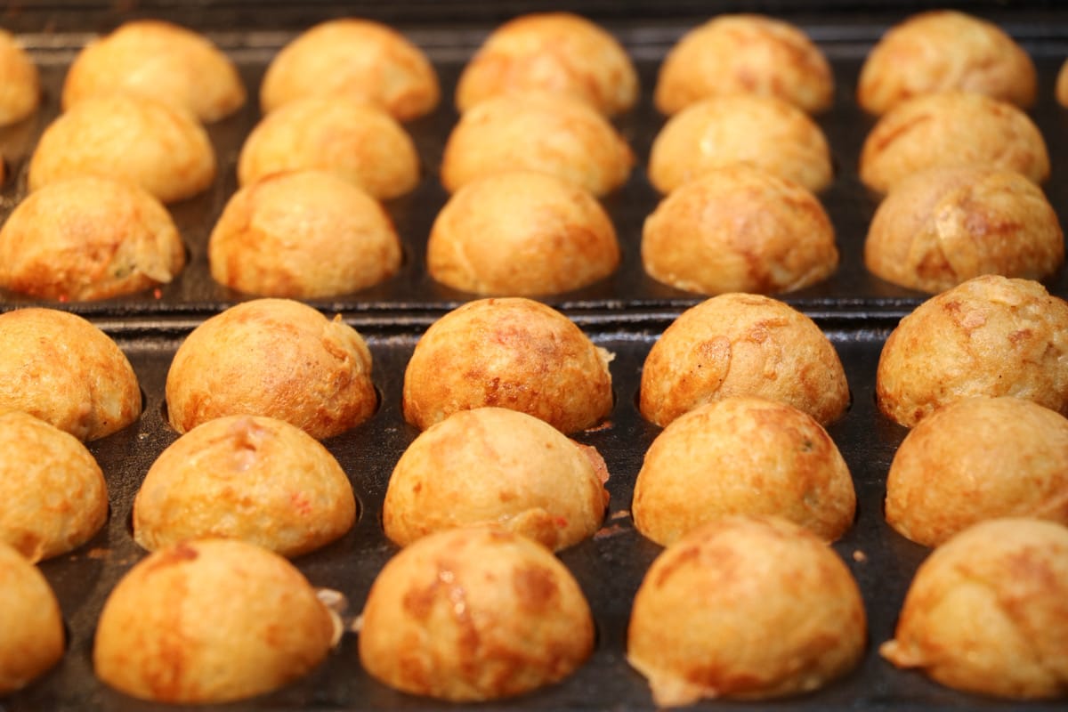 たこ焼を焼いている画像